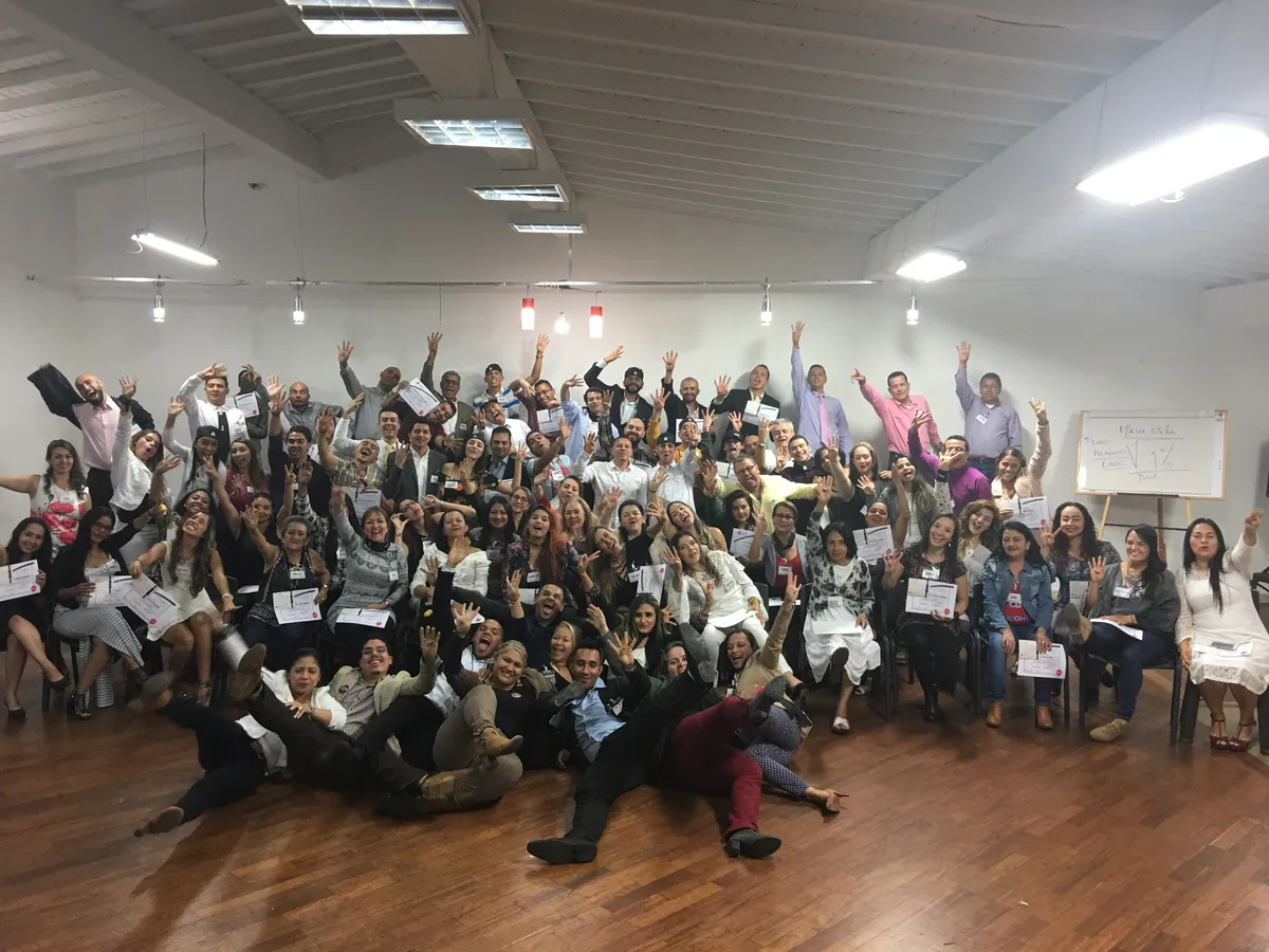 Grupo de personas adultas participando en una actividad de formación