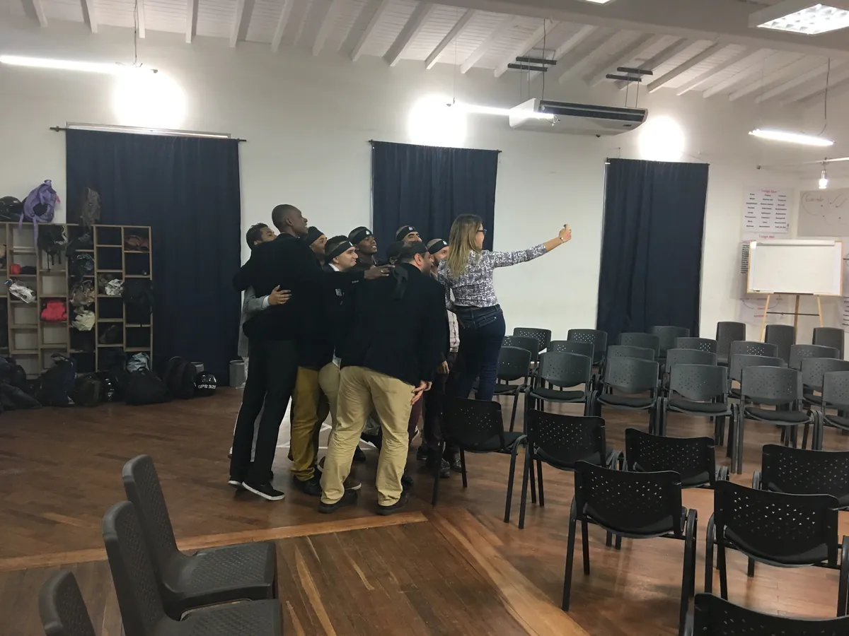 Personas adultas participando juntas en una dinámica grupal