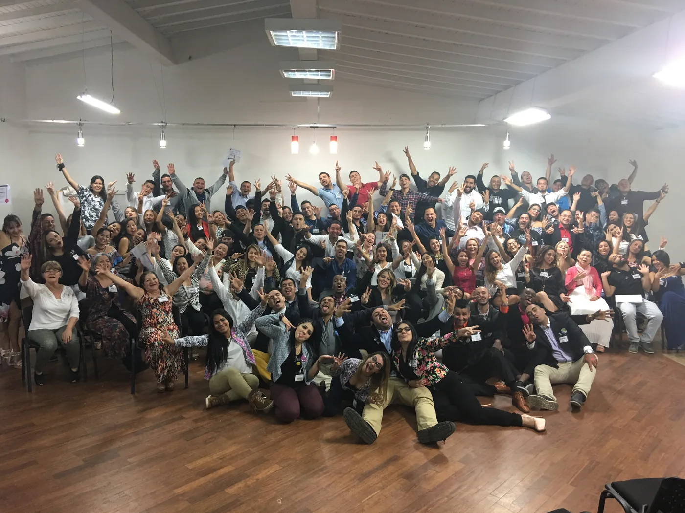 Grupo de personas adultas durante una actividad formativa